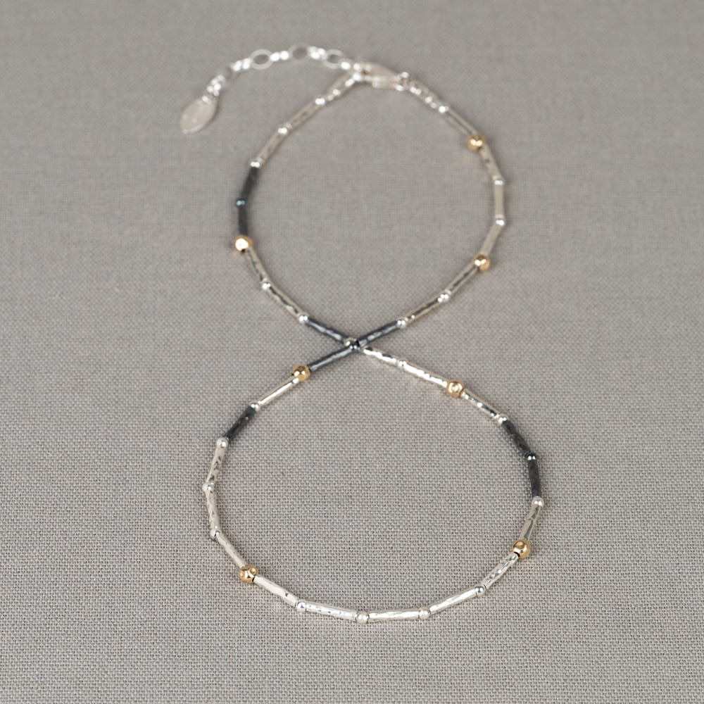 Collier van de najaarscollectie 2022 van Jeh Jewels met buisjes en balletjes. Dit collier is gemaakt van buisjes en balletjes van verschillende materialen. Er is zowel zilver, geoxideerd zilver en Goldfilled gebruikt. Maak je look af met de bijpassende armband!