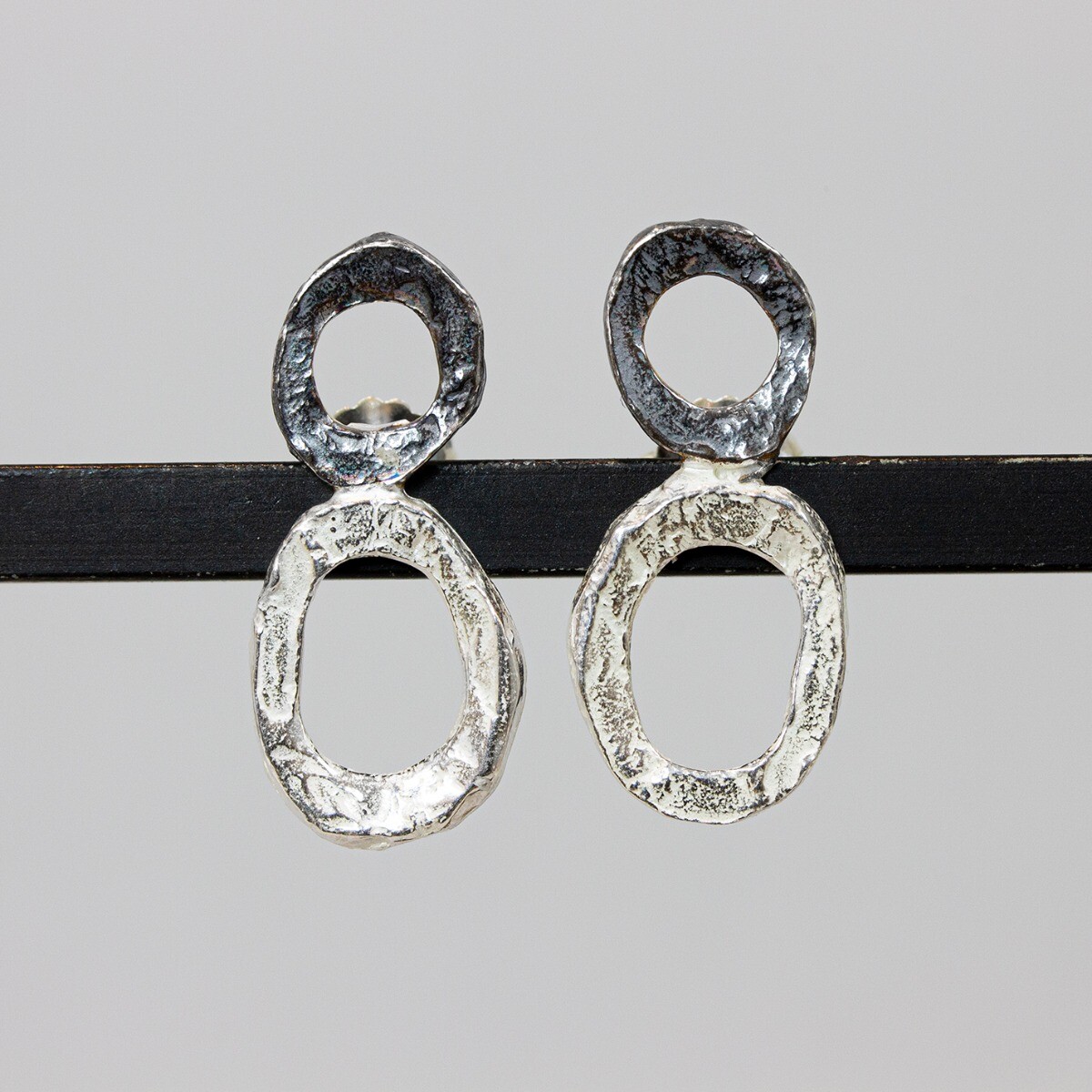 Oorstekers gemaakt van twee soorten zilver. Deze oorbel is klein maar fijn. Er zit veel detail in het geoxideerde en 925 sterling zilver, dit geeft de oorbel een stoere look. Een mooie oorbel om alledaags te dragen.