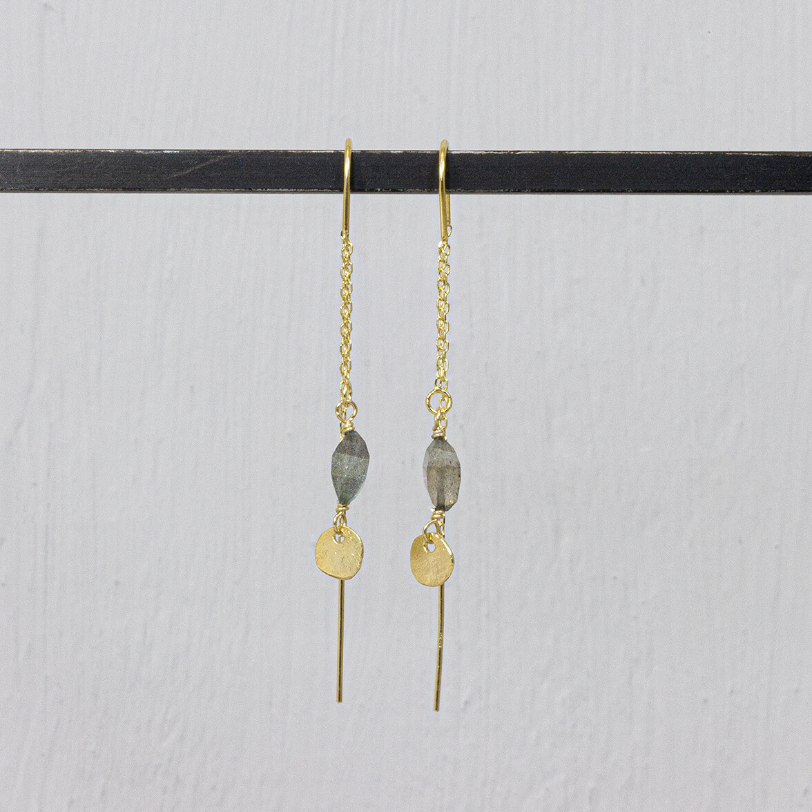 Doortrekoorbel van Jeh Jewels met Labradoriet steen. Deze populaire oorbellen zijn er nu ook met een mooie Labradoriet steen. De oorbel is elegant maar heeft door de ruwe steen ook een stoer karakter. Combineer 'm met jeans voor de perfecte look.