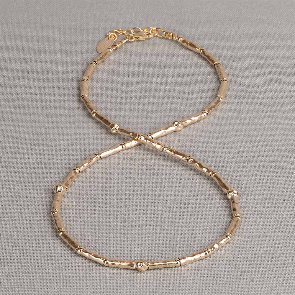 Collier buisjes gemaakt van Goldfilled. Combineer dit collier met de bijpassende armband en ga voor een complete look! Het collier is verstelbaar waardoor je hem ook op een andere lengte kunt dragen.