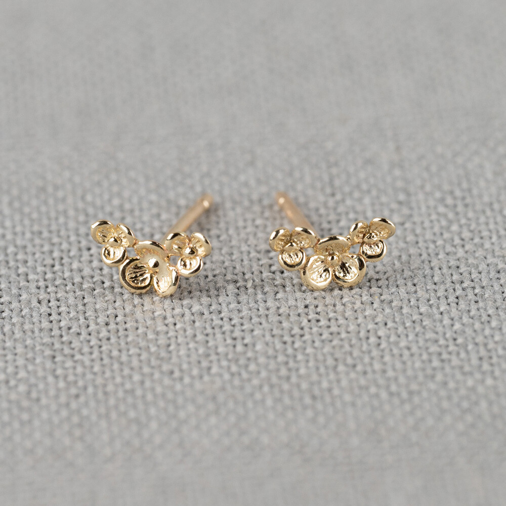 Oorbel in de vorm van een bloesem trio, gemaakt van 14 karaat goud. Combineer deze oorknopjes met de andere gouden sieraden van Jeh Jewels.
