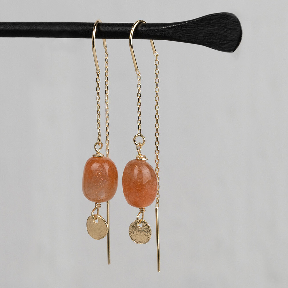 Doortrek oorbel van Jeh Jewels is gemaakt van zilver verguld in combinatie met Gold Sunstone, oftewel Zonnesteen. Combineer met een mooi collier, ring of armband.