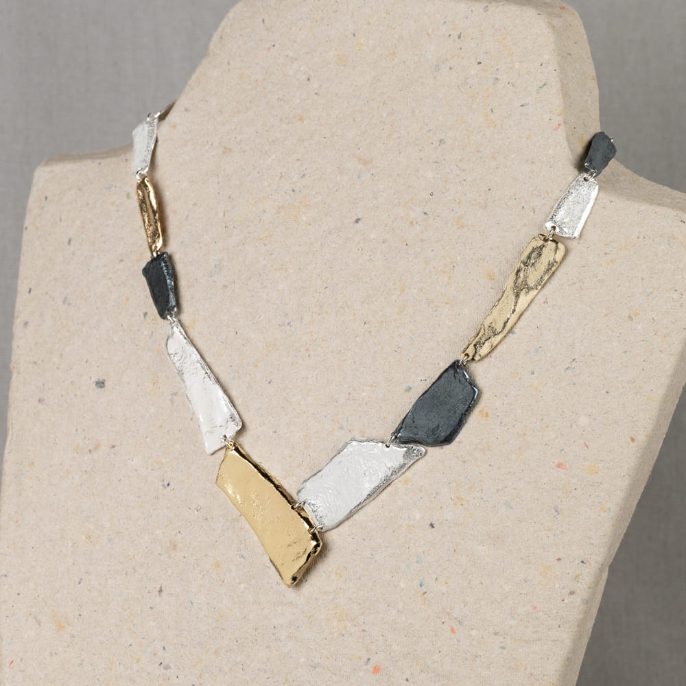 Collier met V-hals is gemaakt van 925 (geoxideerd) sterling zilver en zilver verguld. De drie kleuren die je veel ziet bij de sieraden van Jeh Jewels. Dit collier heeft een mooie V-hals wat hem elegant maakt en is verstelbaar waardoor je hem ook op een andere lengte kunt dragen.