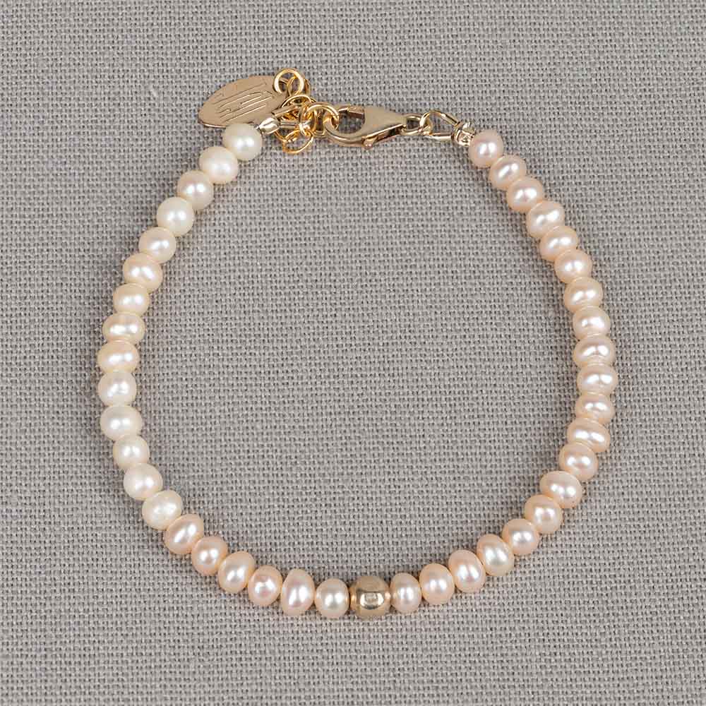 Armband gemaakt van Goldfilled in combinatie met Roze Parel. In het midden zit een Goldfilled balletje. De armband is verstelbaar waardoor je hem op een andere lengte kunt dragen. Combineer met een mooi collier, oorbellen en een ring voor een complete look!