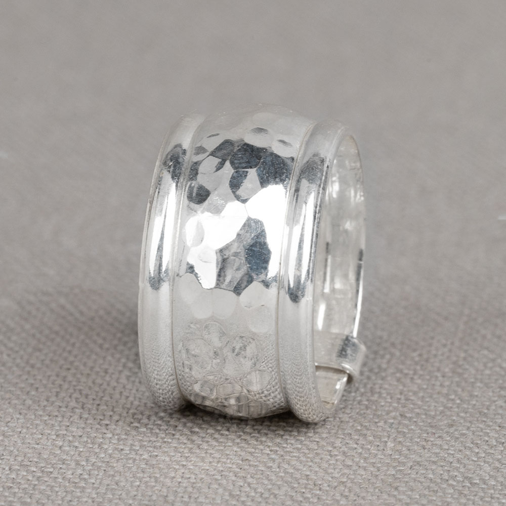Shiny zilver in de zomer, we love it! Deze ring is gemaakt van 925 sterling zilver en bestaat uit drie ringen die bij elkaar worden gehouden door een bandje. Deze ring kan uiteraard om iedere vinger, maar wij vinden hem het mooiste om de middelvinger!