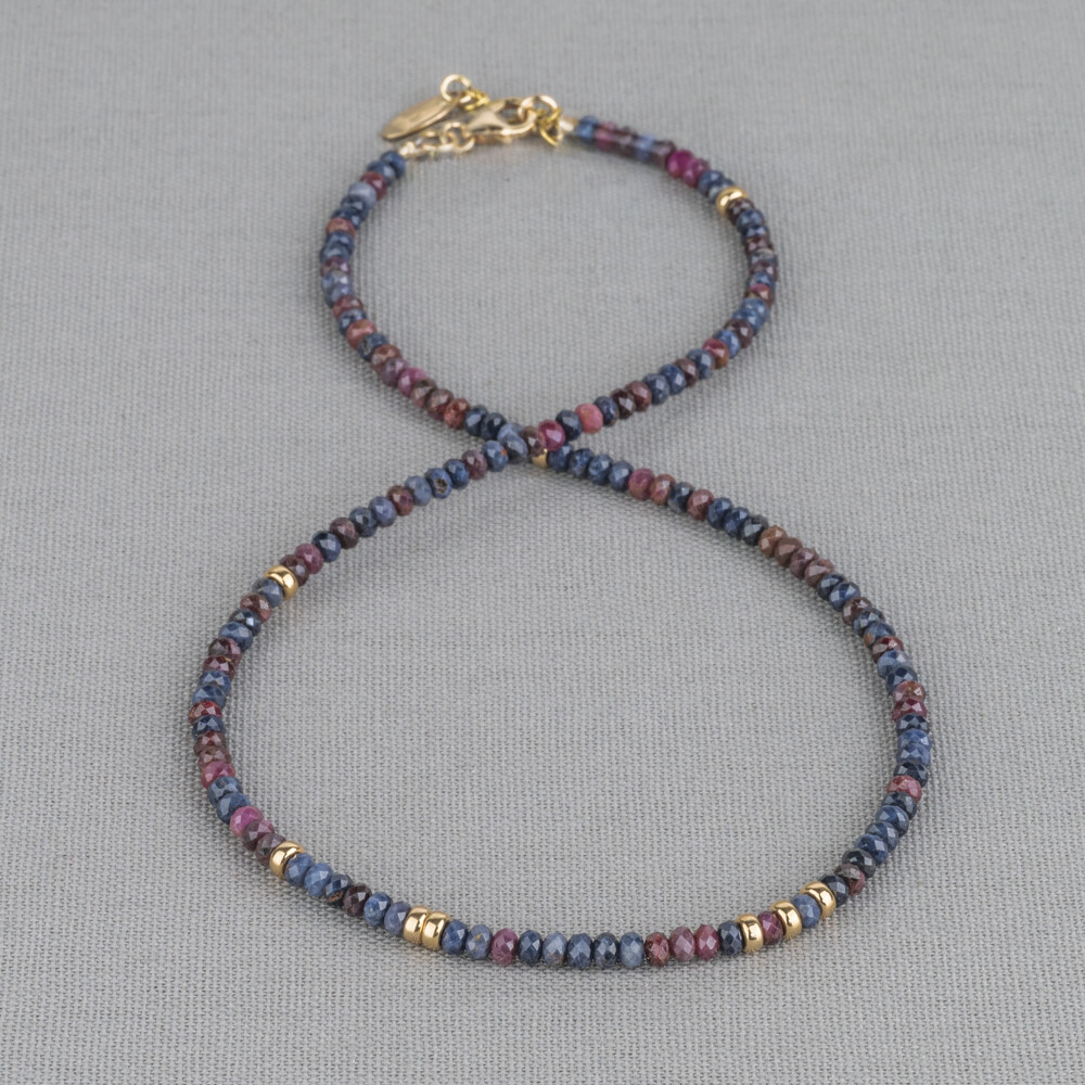 Collier gemaakt van Goldfilled in combinatie met de edelsteen Saffier. Saffier is de steen van wijsheid. Deze steen biedt ondersteuning bij problemen met communicatie. Daarnaast helpt hij je jezelf te begrijpen. Draag dit collier met de bijpassende armband voor een complete look!