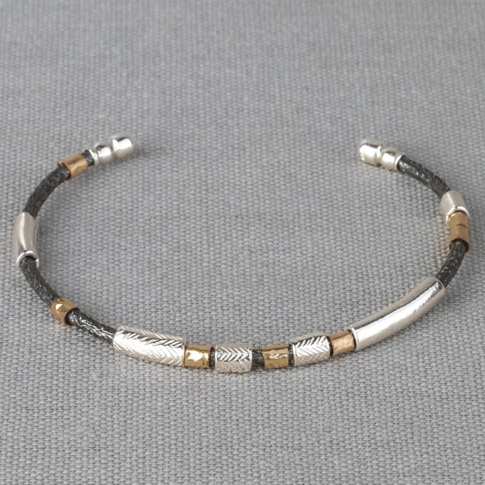 Klemarmband gemaakt van 925 sterling zilver, geoxideerd zilver en Goldfilled. Combineer deze armband met een passend collier, een ring en oorbellen voor een complete look!