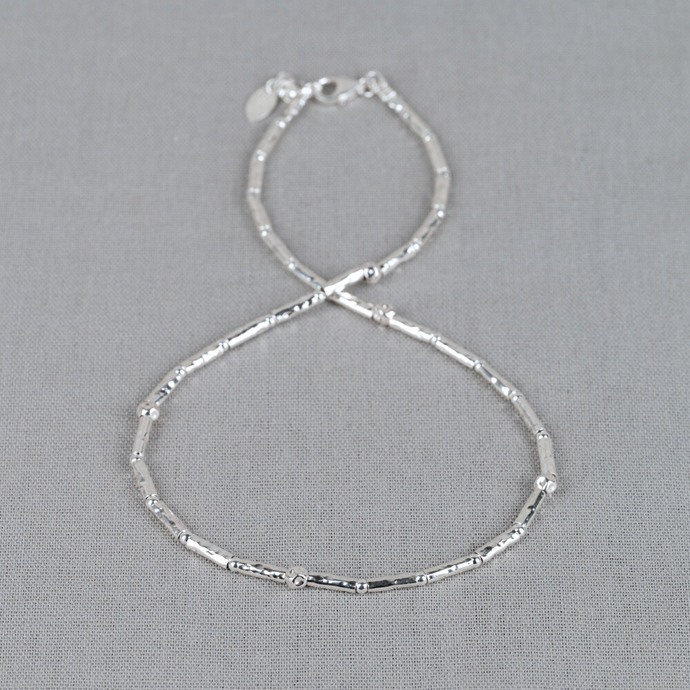 Collier gemaakt van zilveren buisjes en balletjes. Draag dit collier met de bijpassende armband voor een complete look.