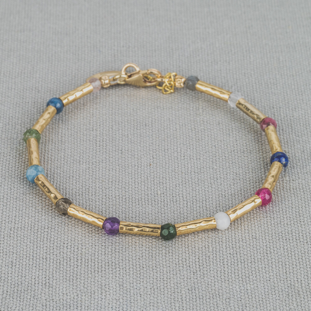 Armband gemaakt van Goldfilled buisjes in combinatie met verschillende edelstenen in de kleuren van de regenboog! Draag deze armband samen met het bijpassende collier voor een complete look.