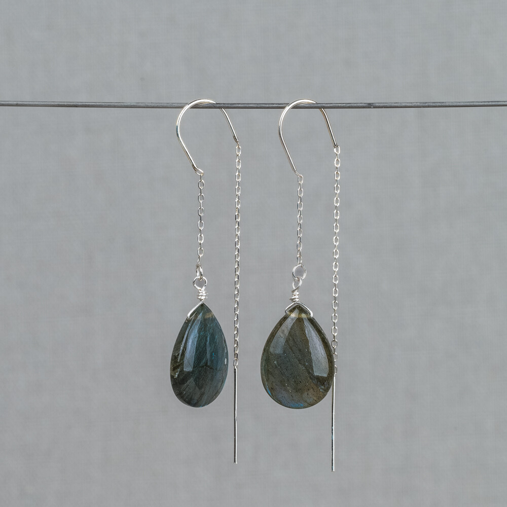 Doortrek oorbel gemaakt van 025 sterling zilver in combinatie met de edelsteen Labradoriet. Labradoriet is een magische, beschermende en spirituele steen. Wanneer je de steen beweegt/draait, komen de kleuren van de regenboog tevoorschijn. Combineer deze oorhangers met andere sieraden met Labradoriet van Jeh Jewels!