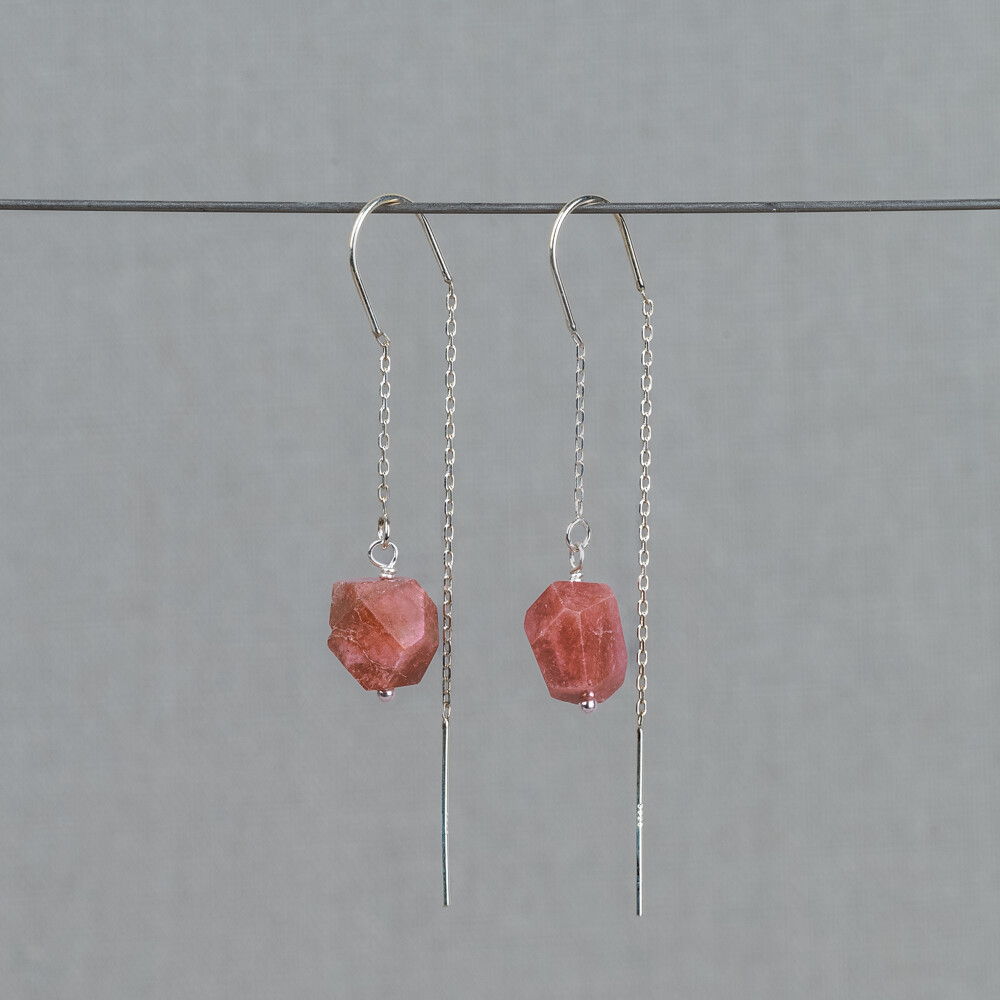 Doortrek oorbel gemaakt van 925 sterling zilver in combinatie met de edelsteen Toermalijn. Deze edelsteen komt uit de natuur en daarom kan het product dat je ontvangt qua kleur/vorm afwijken van het product op de foto. Ze zijn allemaal een beetje anders en daardoor ook helemaal uniek!