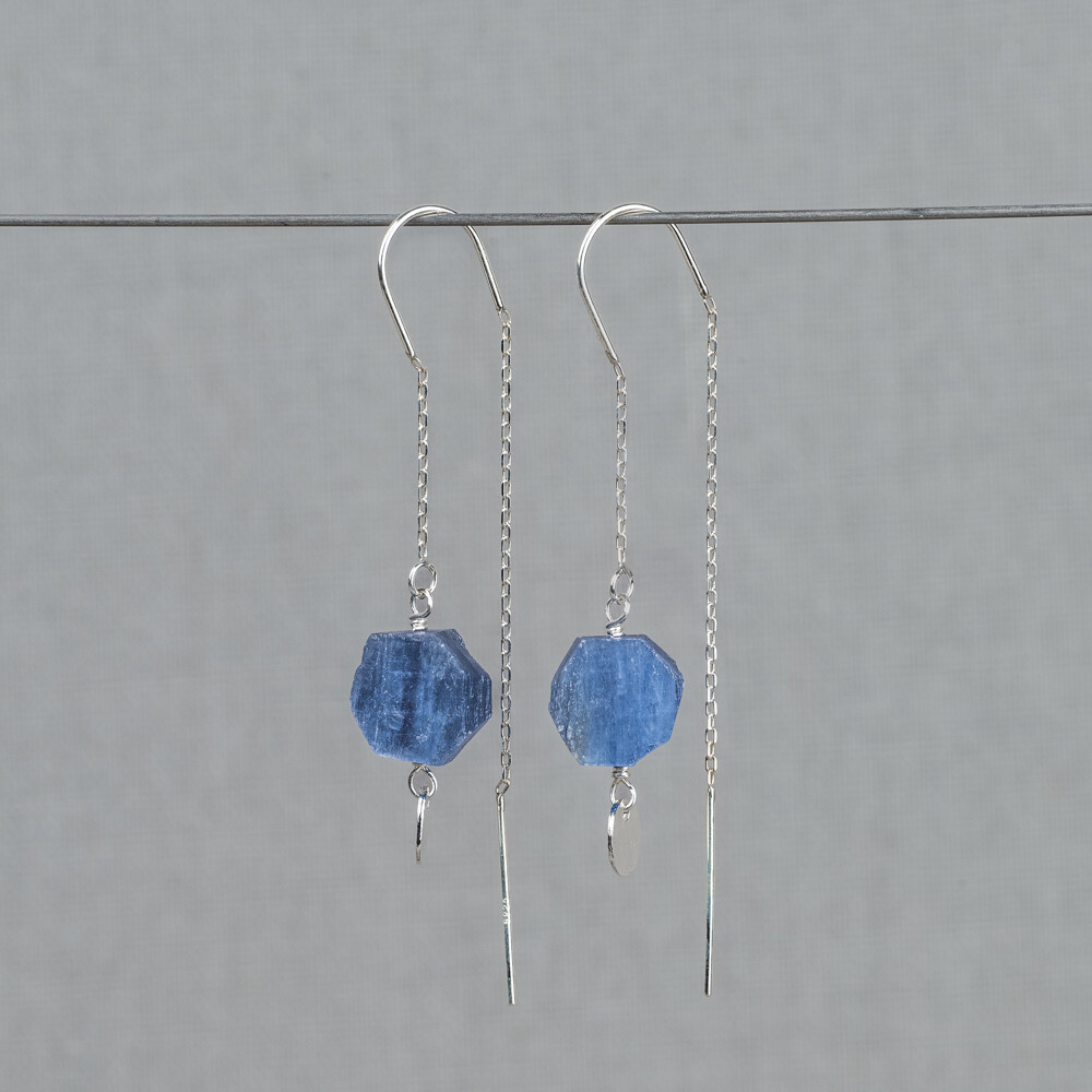 Doortrek oorbel gemaakt van 925 sterling zilver in combinatie met de edelsteen Kyaniet. Kyaniet is een spirituele steen met een kalmerende en evenwichtige werking. Combineer deze oorbellen met de andere sieraden van Jeh Jewels.
