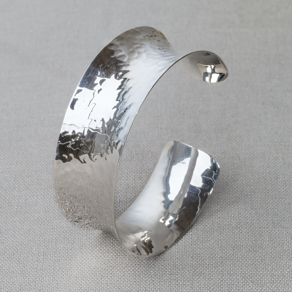 Klemarmband gemaakt van 925 sterling zilver met hamerslag. Dit is een echte statement armband die lekker opvalt en goed gecombineerd kan worden met onze andere sieraden!