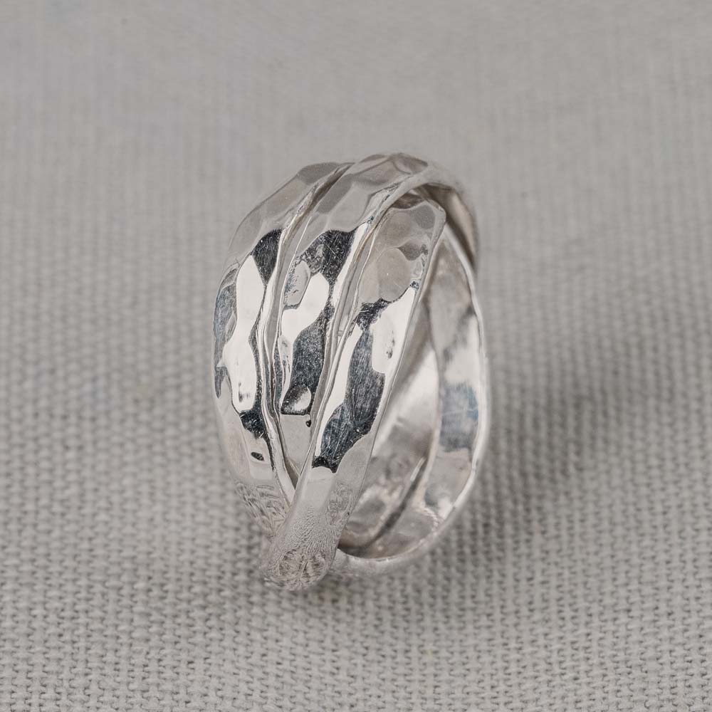 Ring bestaande uit 3 losse bandjes gemaakt van 925 sterling zilver met hamerslag. Combineer met andere sieraden van Jeh Jewels voor een complete look!