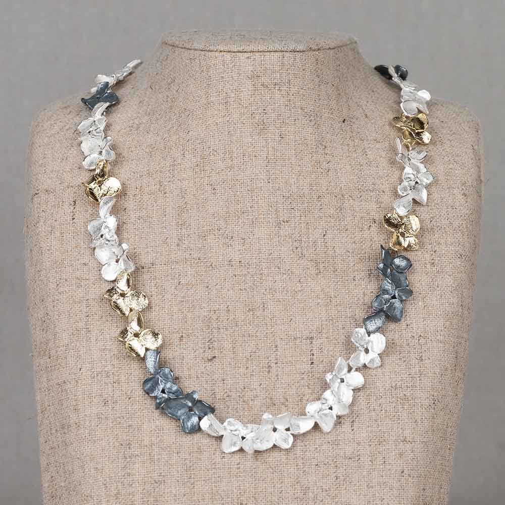 Collier gemaakt van 925 sterling zilver, geoxideerd zilver en zilver verguld. Dankzij deze 3 materialen krijgt dit collier 3 kleuren. Een prachtige combinatie die we bij Jeh Jewels veel gebruiken! Daarom behoort dit collier ook bij de Evergreens. Combineer met een mooie armband, een ring en oorsieraden.