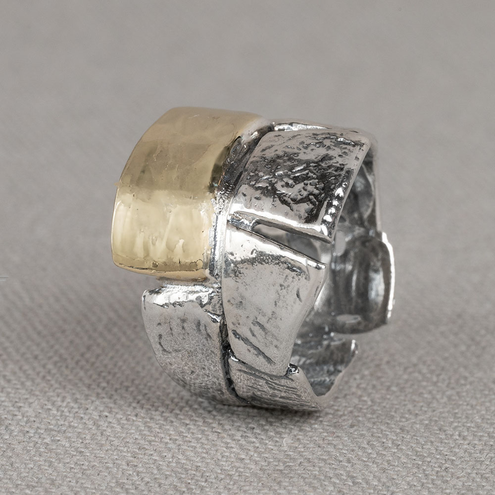 Ring gemaakt van 925 sterling zilver, geoxideerd zilver en 9 karaat. Hij is creatief en heeft een ambachtelijke look. Combineer deze ring met een mooi collier en oorsieraden.