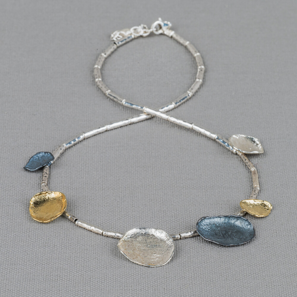 Collier gemaakt van 925 sterling zilveren buisjes en cirkels gemaakt van zilver, geoxideerd zilver en verguld. Combineer met mooie oorbellen, een ring en armband voor een complete look!