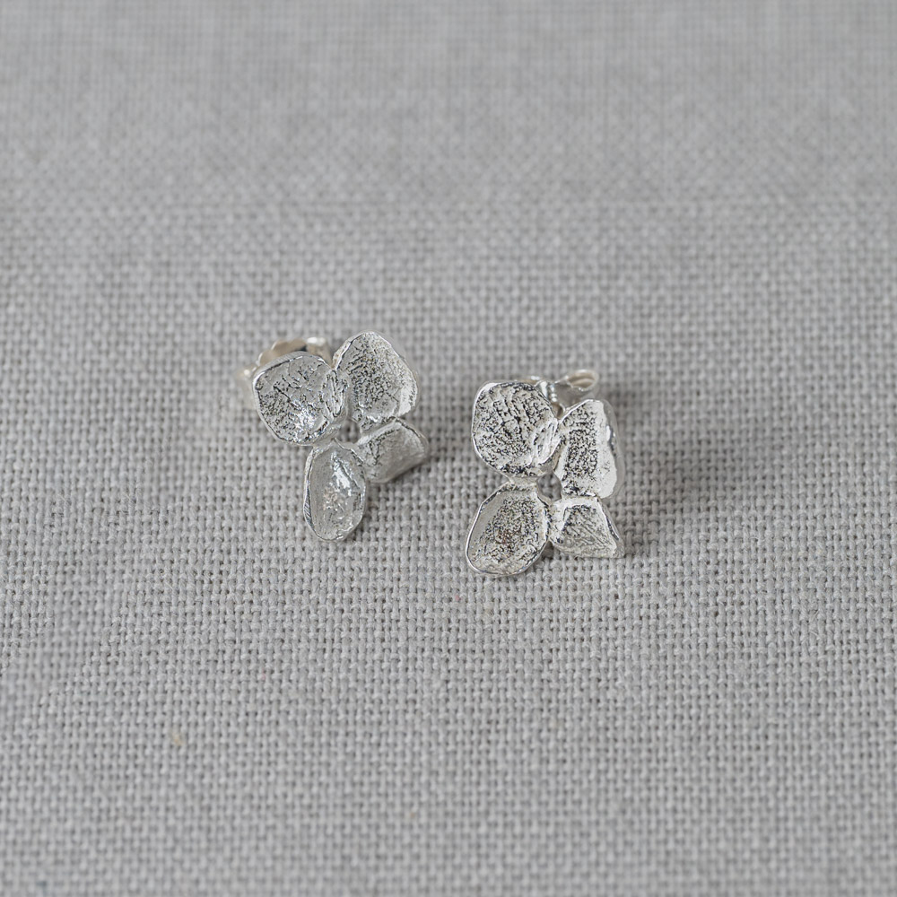 Oorsteker gemaakt van 925 sterling zilver in de vorm van een viooltje. Combineer met een mooi collier, een ring en armband voor een complete look!