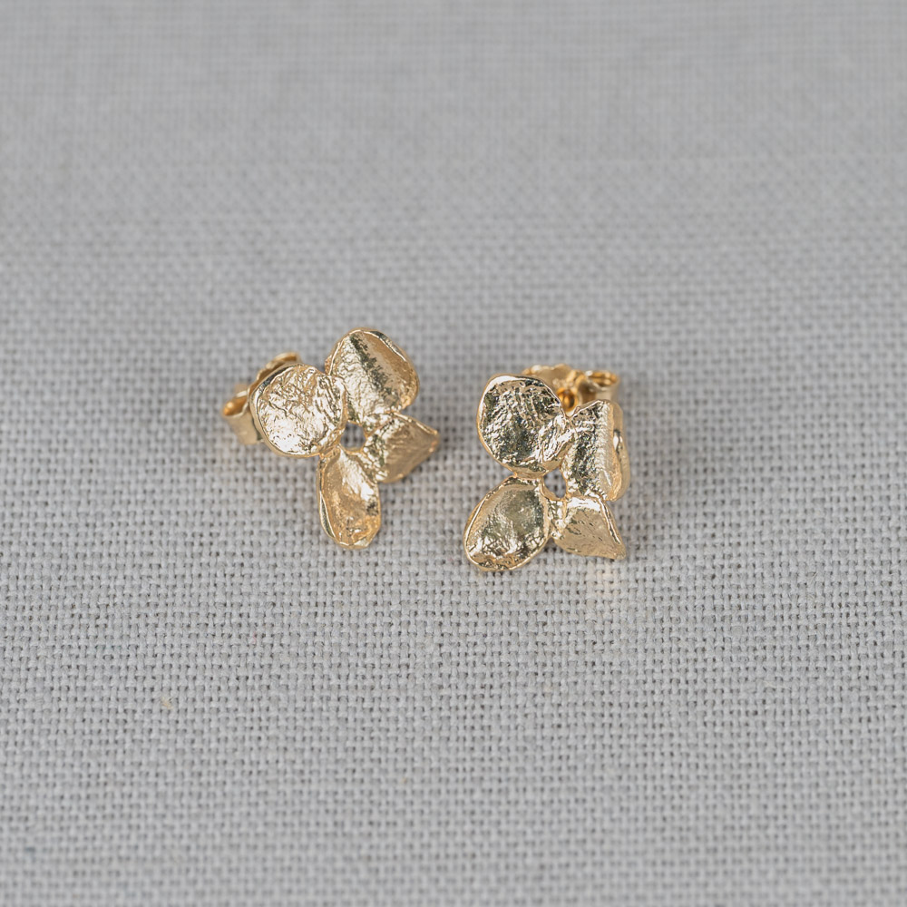 Oorknopjes gemaakt van zilver verguld in de vorm van een viooltje. Combineer met een mooi collier, een ring en armband voor een complete look!