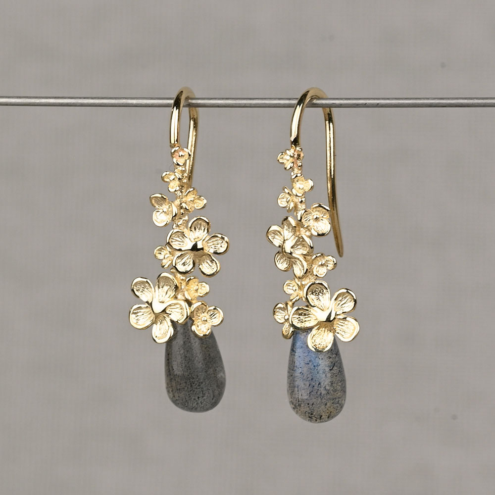 Oorhangers gemaakt van 14 karaat goud in combinatie met Labradoriet. Deze oorhangers kunnen perfect gecombineerd worden met de andere sieraden uit de Blossom-lijn.