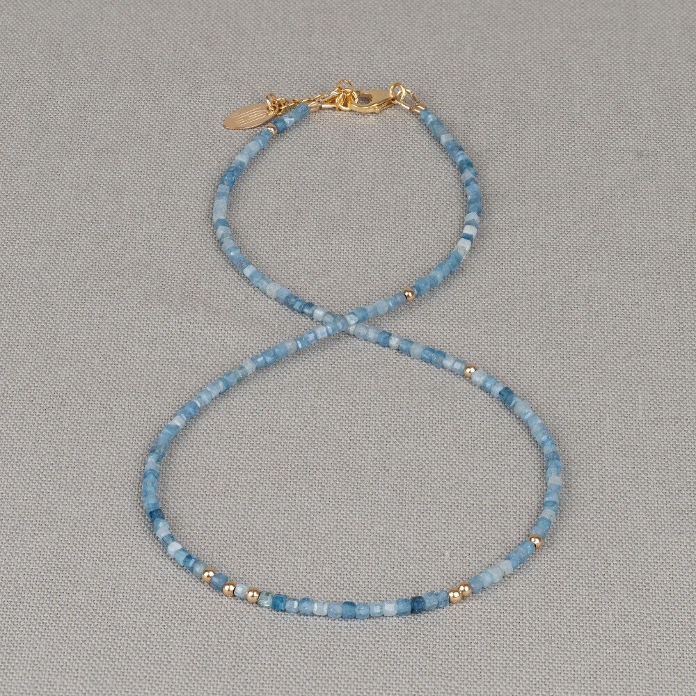 Collier uit de Sparkling Gems-lijn gemaakt van Goldfilled in combinatie met Kyaniet. Kyaniet is een spirituele steen met een kalmerende en evenwichtige werking. Dit collier kun je perfect combineren met de bijpassende armband.