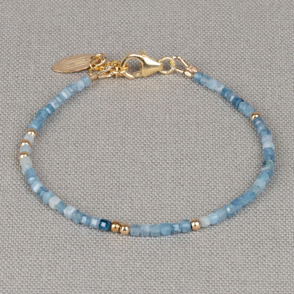 Armband uit de Sparkling Gems-lijn gemaakt van Goldfilled in combinatie met de edelsteen Kyaniet. Kyaniet is een spirituele steen met een kalmerende en evenwichtige werking. Combineer met het bijpassende collier voor een complete look.