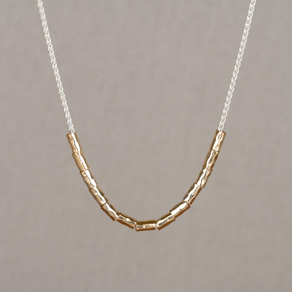 Collier gemaakt van 925 sterling zilver in combinatie met Goldfilled buisjes. Combineer met een paar mooie oorbellen, een ring en armband voor een complete look!
