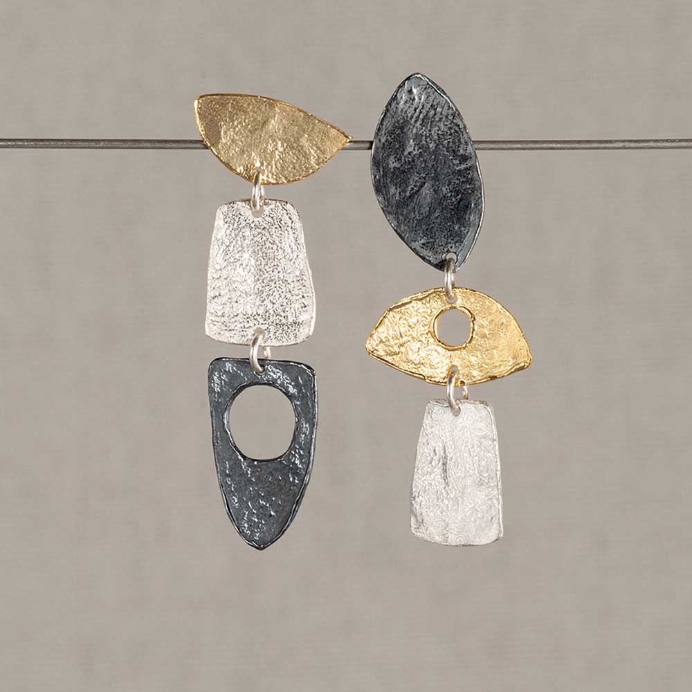 Oorstekers gemaakt van 925 sterling zilver, geoxideerd zilver en zilver verguld. Deze oorbellen zijn a-symmetrisch wat ze speels en uniek maken. Combineer met een mooi collier voor een complete look!