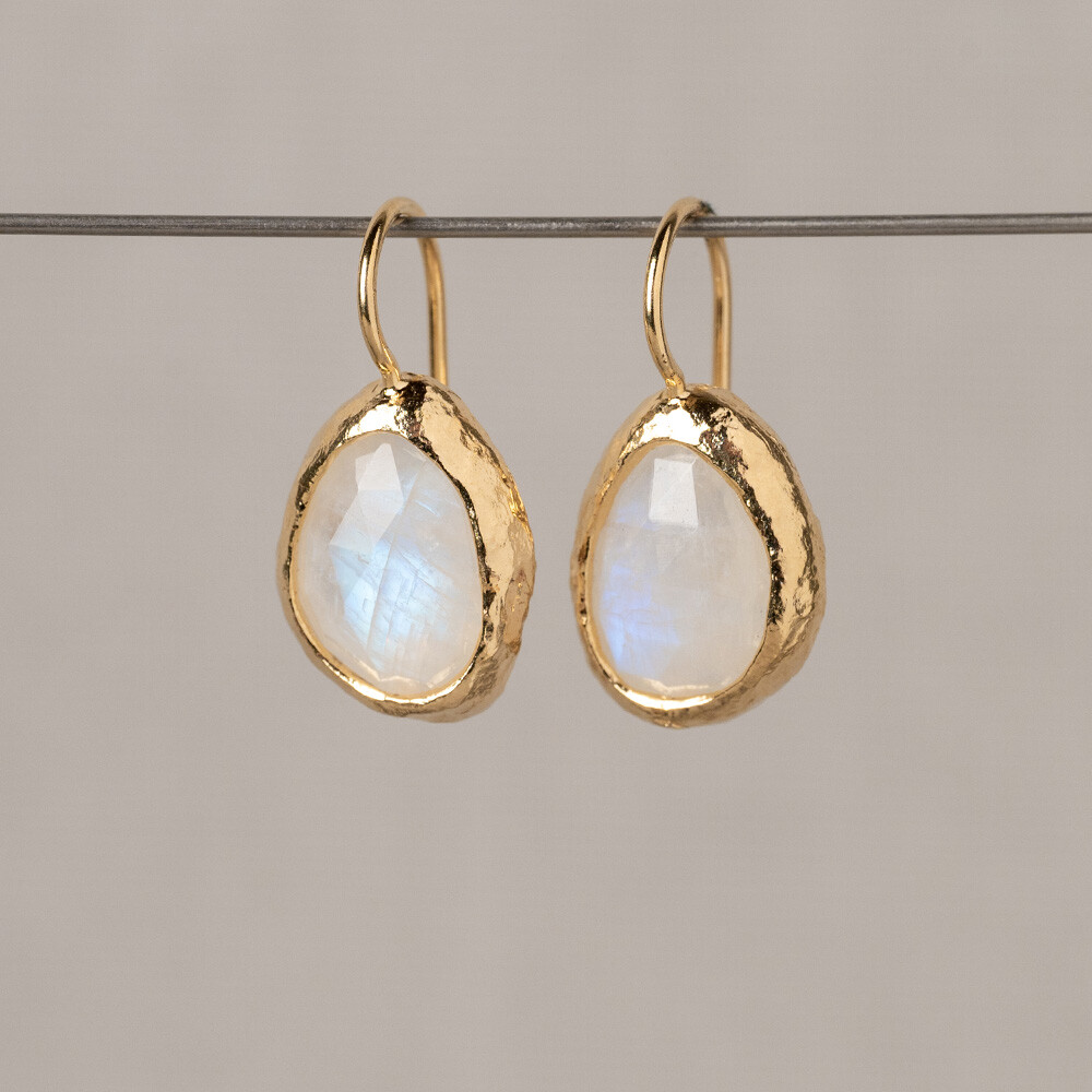 Oorhangers gemaakt van zilver verguld in combinatie met de edelsteen Regenboog Maansteen. Deze oorbellen zijn ook verkrijgbaar met Labradoriet en we hebben ze ook in een slag kleiner. Combineer met een mooi collier voor een complete set.