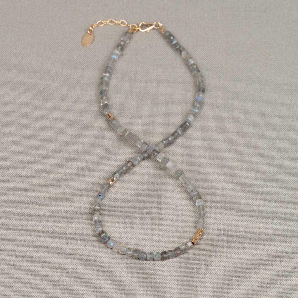 Collier gemaakt van de edelsteen Labradoriet in combinatie met Goldfilled buisjes. Labradoriet staat voor intuïtie, creativiteit en bewustwording. Lees meer over de werking van deze edelsteen via onderstaande button. Combineer dit collier met de bijpassende armband voor een complete look!