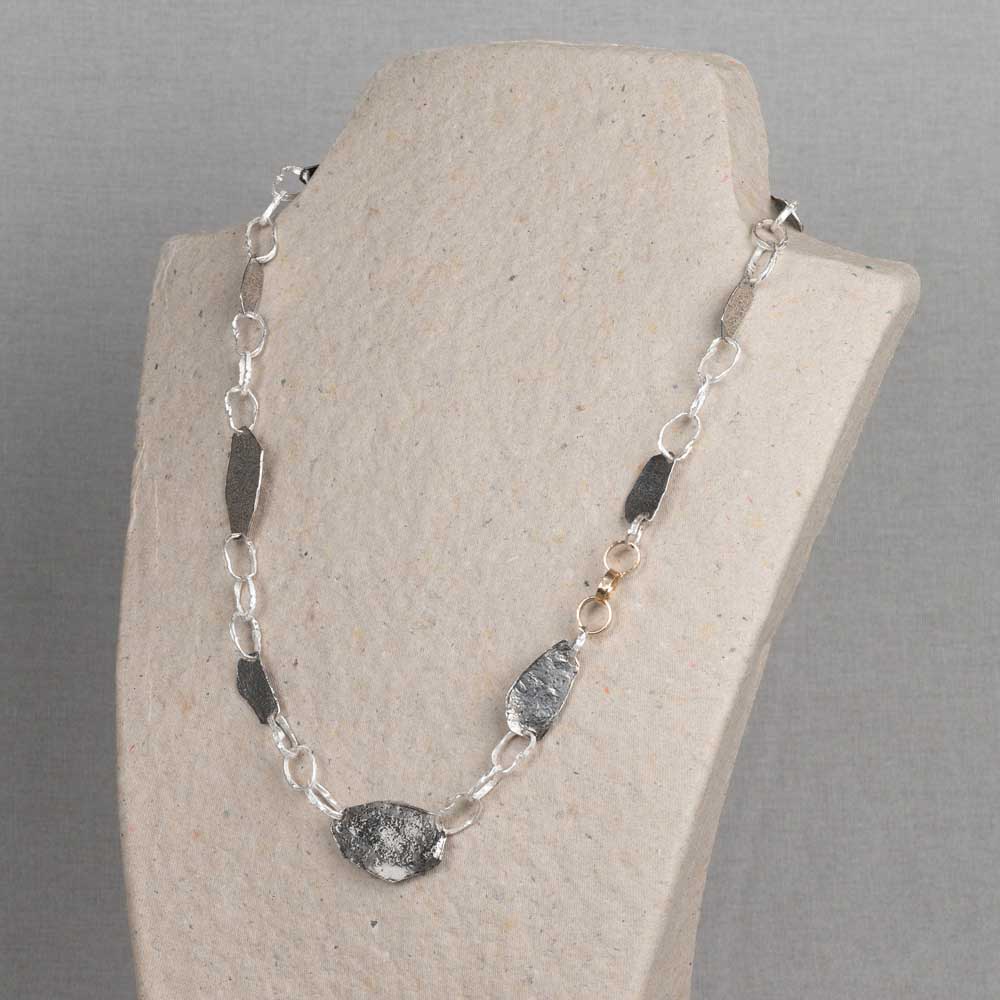 Collier gemaakt van 925 sterling zilver, geoxideerd zilver en Goldfilled. Dit collier bevat schakels, rondjes en vliegervormige geoxideerde delen. Combineer met een paar mooie oorbellen, een ring en armband voor een complete look!