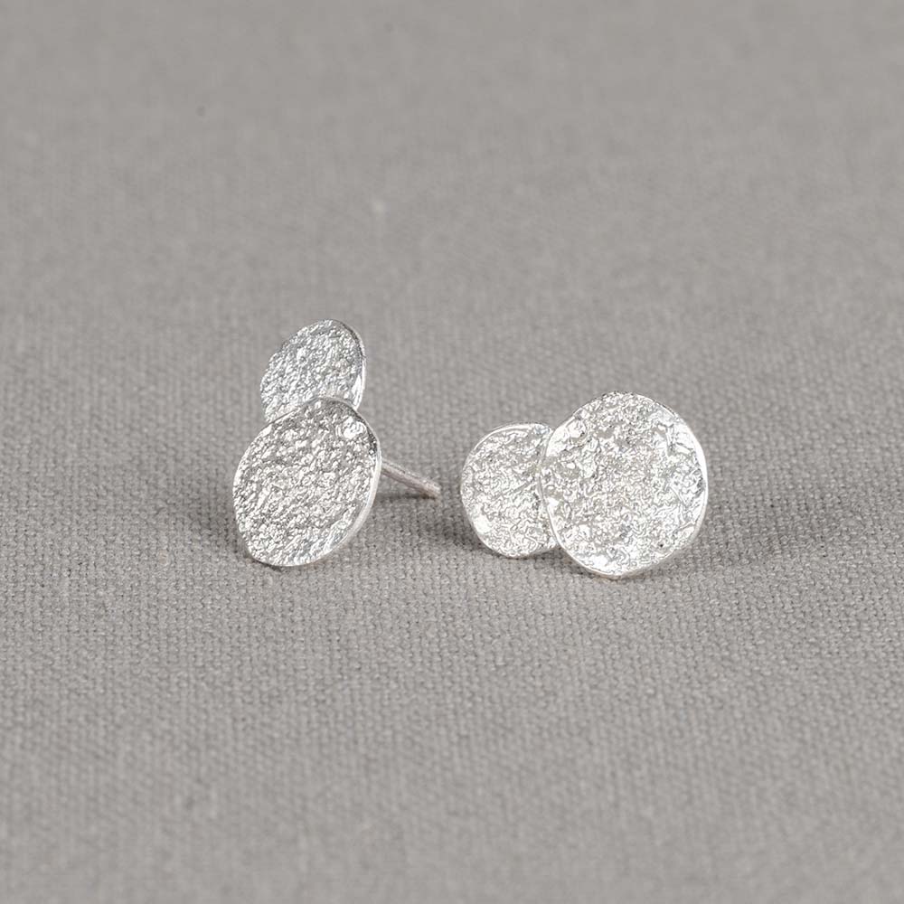 Oorstekers gemaakt van 925 sterling zilver. De vorm doet ons denken aan wolken! Deze oorbellen kunnen perfect gedragen worden bij het bijpassende collier en de bijpassende armband.