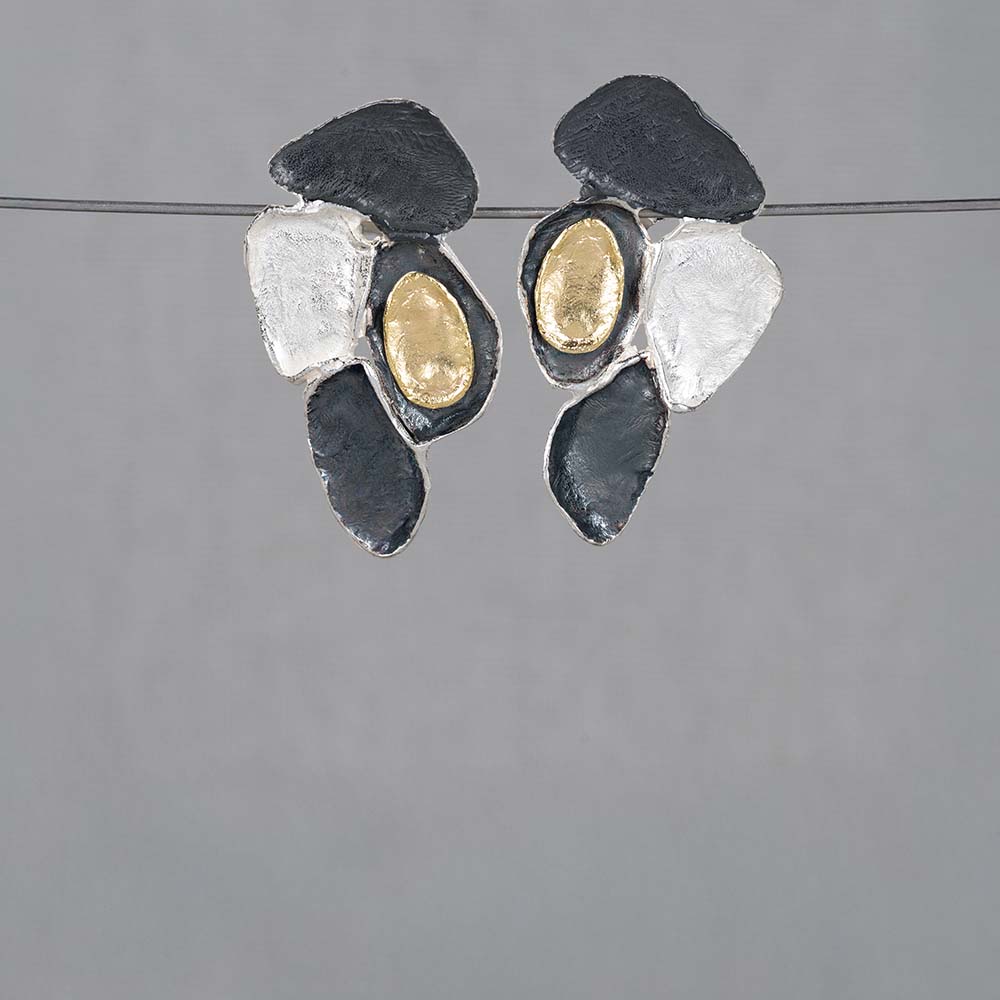 Oorbellen gemaakt van 925 sterling zilver, geoxideerd zilver en verguld. De oorbellen zijn perfect te combineren met een mooi collier, een ring en armband voor een complete look!