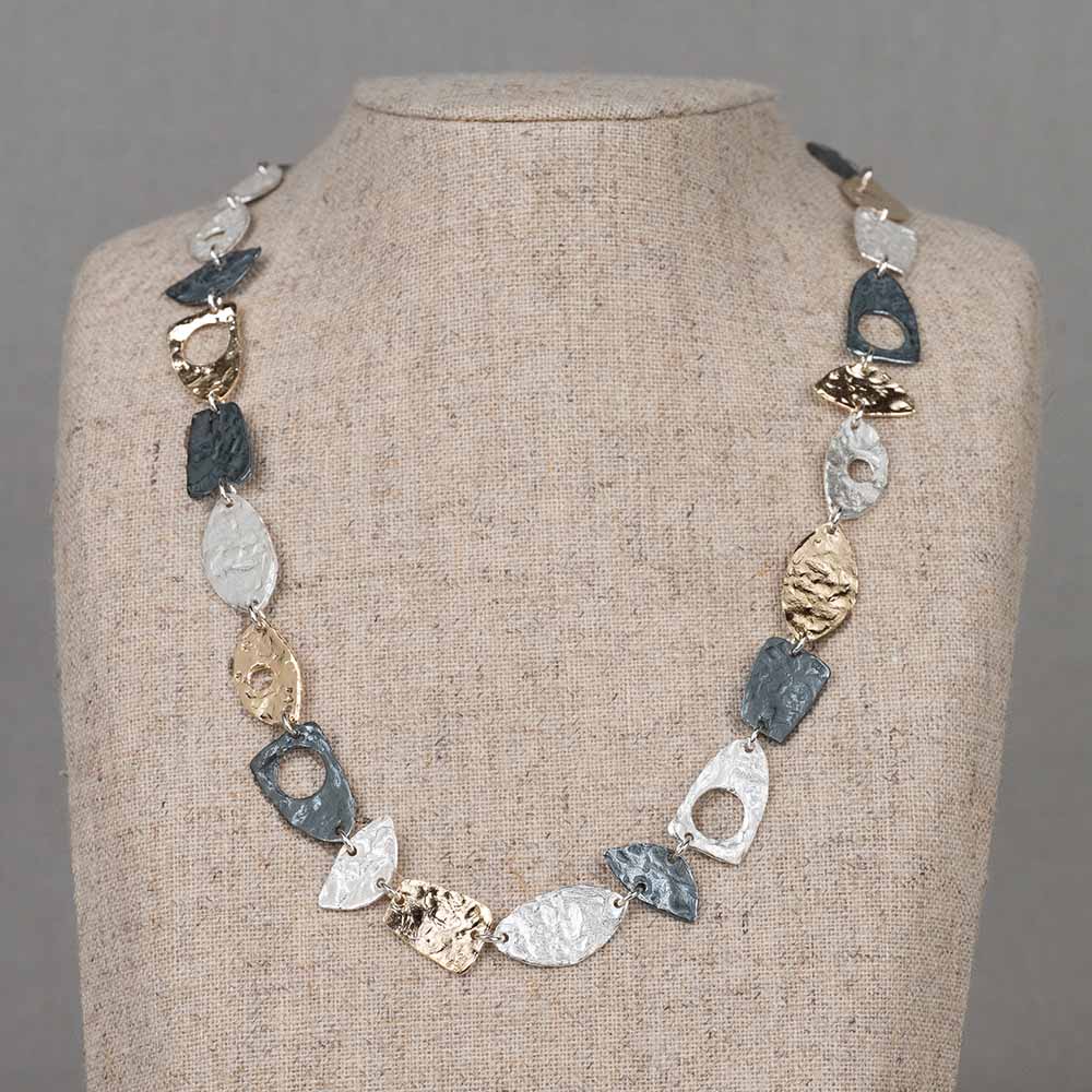 Collier gemaakt van 925 sterling zilver, geoxideerd zilver en verguld. Hierdoor krijgt dit collier 3 kleuren! Draag ze met de bijpassende oorbellen voor een complete look!