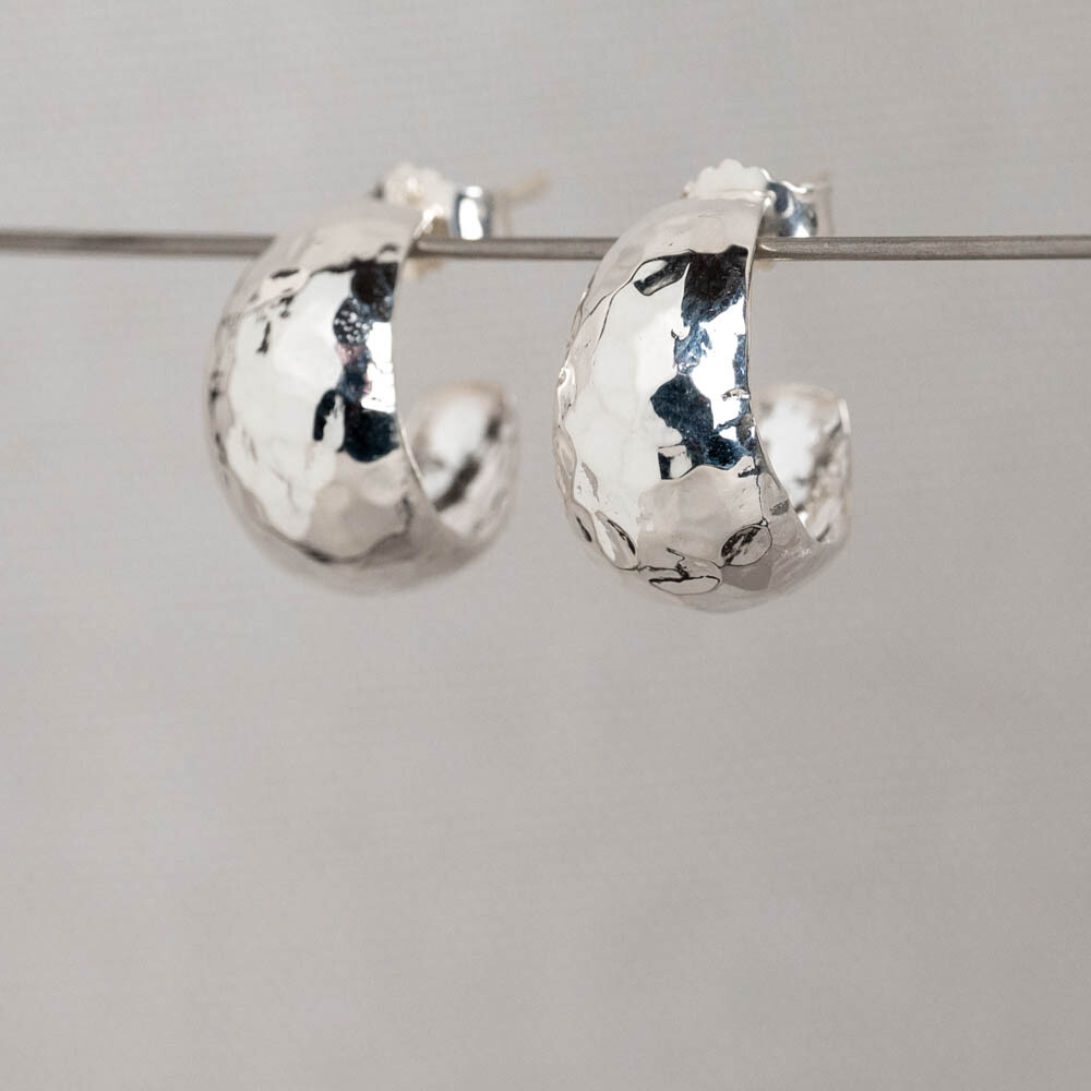 Oorbellen gemaakt van 925 sterling zilver. Deze hoops kunnen perfect gecombineerd worden met de andere shiny zilveren sieraden van Jeh Jewels!
