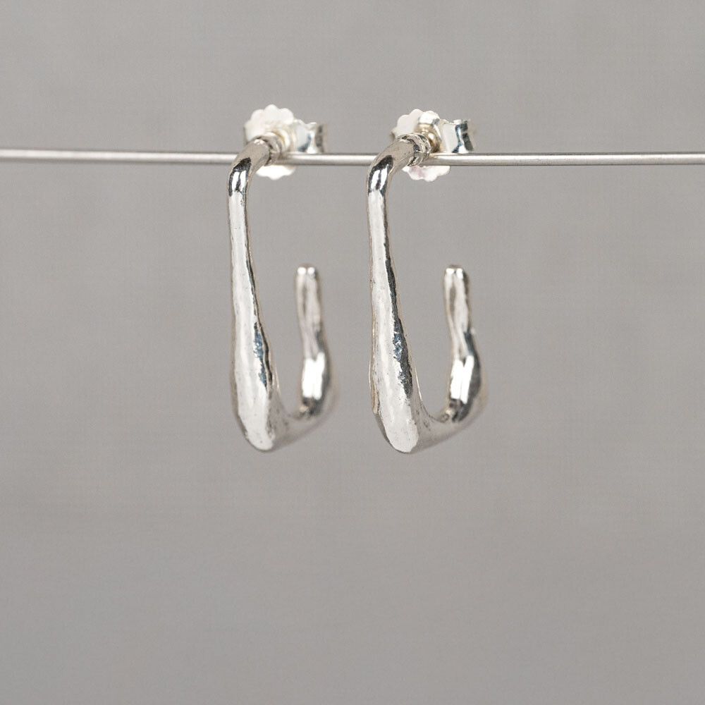 Oorhoepels gemaakt van 925 sterling zilver. Het is een rechthoekige oorbel met aan de onderkant een bredere hoek. Combineer met een mooie collier, een ring en armband voor een complete look!