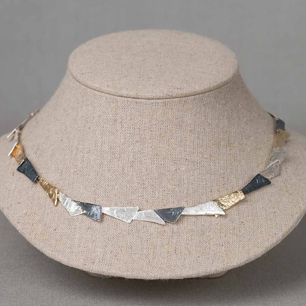 Collier gemaakt van 925 sterling zilver, geoxideerd zilver en verguld. Door het gebruik van deze materialen ontstaan er 3 kleuren, wat dit collier speels en uniek maakt! Draag dit collier met een paar oorbellen, een ring en armband van Jeh Jewels voor een complete look!