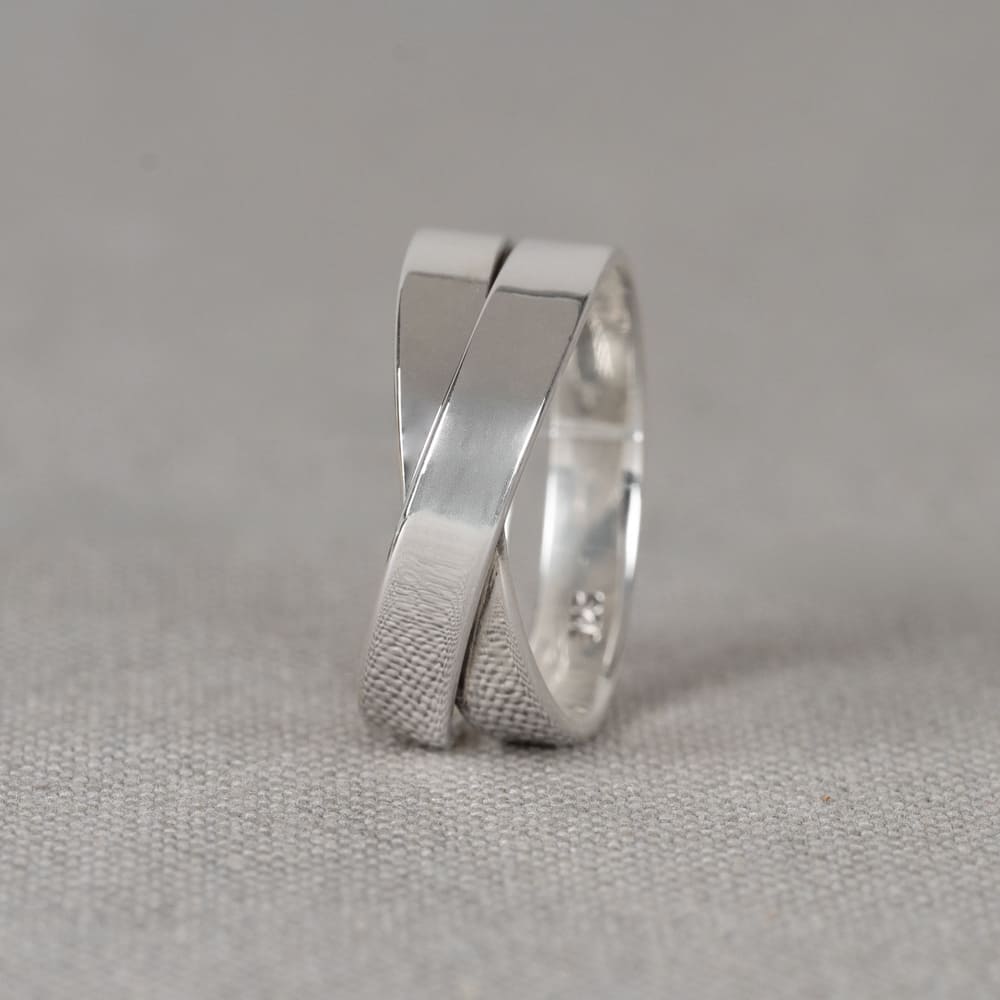 Ring gemaakt van 925 sterling zilver. De banden zijn gekruisd wat het een leuk en speels effect geeft. Combineer deze ring met de andere shiny zilveren sieraden van Jeh Jewels voor een complete look!