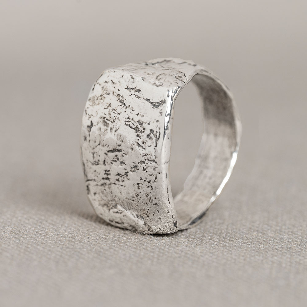 Ring gemaakt van 925 sterling zilver. Deze ring is bovenaan breder dan onderaan wat het een speels effect geeft. De structuur in de ring geeft het een ambachtelijke look!