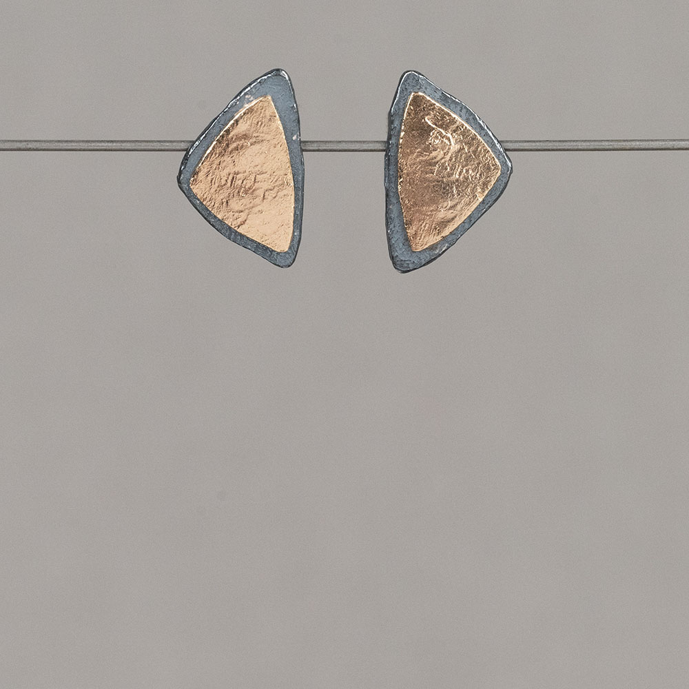 Oorstekers gemaakt van geoxideerd zilver en zilver verguld in de vorm van een driehoek. Combineer deze oorbellen met een mooi collier, een armband en ring voor een complete look!
