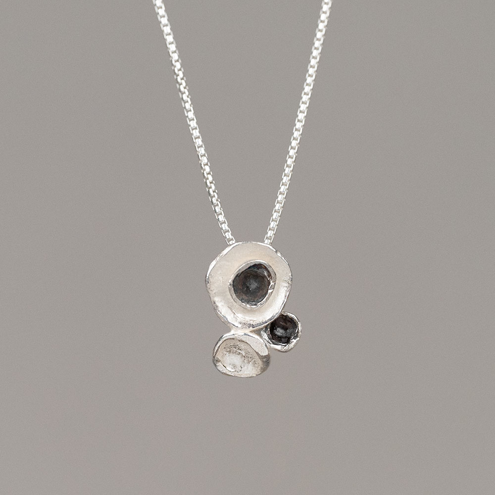 Collier gemaakt van 925 sterling zilver met daaraan een hanger van sterling zilver en geoxideerd zilver. Combineer dit collie met de bijpassende oorknopjes voor een complete look!