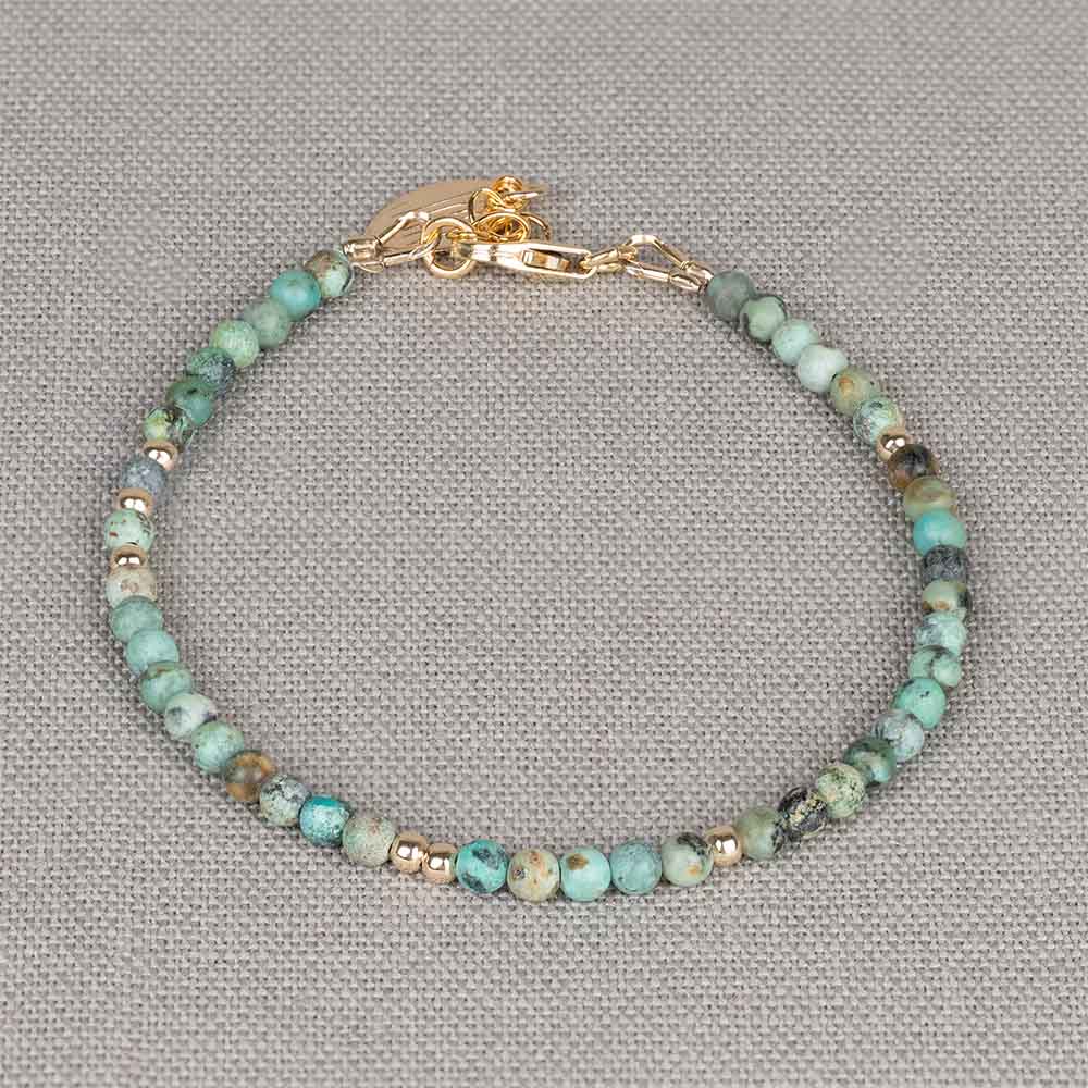 Armband gemaakt van de edelsteen Turkoois. Turkoois is een edelsteen die bekend staat als meestergenezer. Deze steen brengt namelijk het emotionele als het fysieke lichaam tot rust. Lees alles over deze edelsteen via onderstaande button! Combineer deze armband met een mooi collier, een ring en oorbellen voor een complete look.