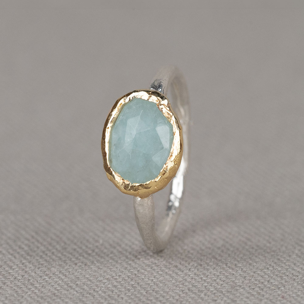 Ring gemaakt van 925 sterling zilver, 9 karaat en de edelsteen Aquamarijn. Lees alles over de werking van deze edelsteen via onderstaande button. Draag deze ring samen met de bijpassende oorbellen en het bijpassende collier voor een complete look!