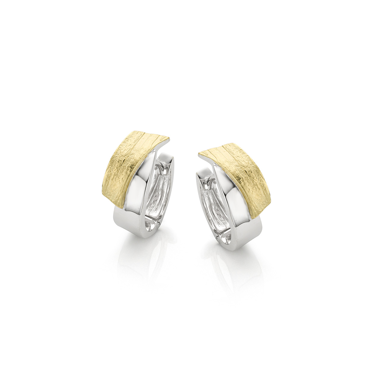 De BREUNING oorrringen met modelnummer 79008/30 zijn gemaakt van hoogwaardig zilver en verguld zilver.