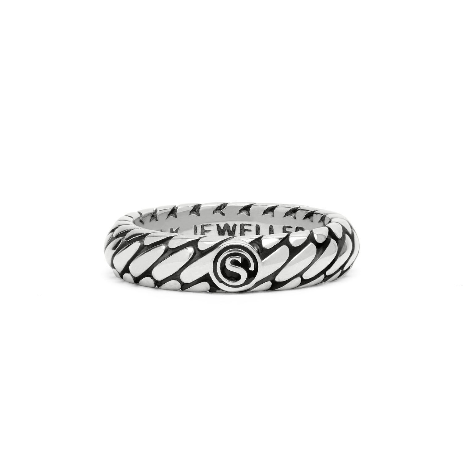 Handgemaakte Zilveren Ring uit de Bold Collectie. Maak een statement met deze handgemaakte zilveren ring uit de Bold collectie. Met zijn stoere en eigentijdse design is deze ring perfect voor iedereen die durft op te vallen. De robuuste afwerking en het hoogwaardige zilver maken dit sieraad zowel stijlvol als duurzaam. Stylingtip: Draag deze ring in combinatie met de 757 oorbellen en een van de armbanden uit de Bold collectie voor een krachtig, samenhangend geheel. Ideaal voor een gedurfde en toch elegante look.