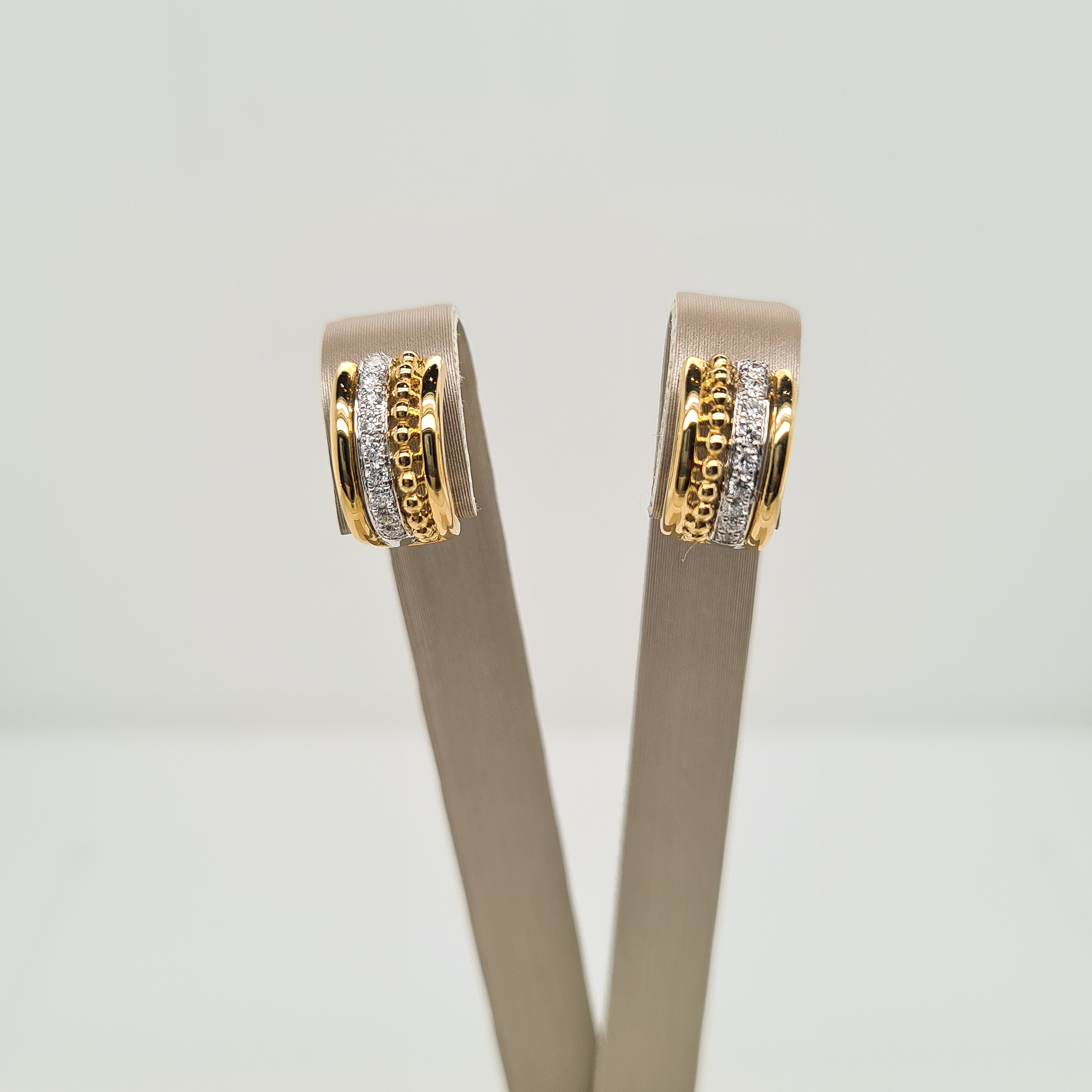 14krt bicolor gouden oorsieraden met diamant 18-0,15crt H SI. 

Tevens leverbaar bijpassende ring en hanger. 

Heeft u vragen, neem gerust contact met ons op via het contactformulier, email of telefoon.
