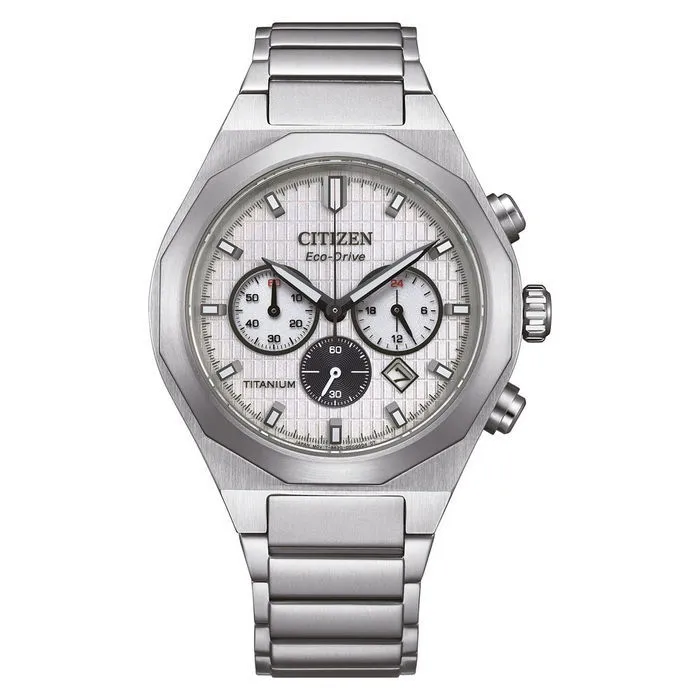 Citizen CA4690-51A herenhorloge. Een stoer en sportief horloge met een kast en band van TI+IP Super Titanium en een prachtig subtiel bewerkte witte wijzerplaat.
Dit Citizen horloge is voorzien van Eco-drive techniek, waardoor u nooit meer een nieuwe batterij hoeft in te zetten. De accu in het horloge wordt opgeladen door lichtinval op de wijzerplaat. Het horloge heeft een chronograaf functie, datum aanduiding, krasvast saffierglas en is waterdicht tot 10 atm.

Citizen Eco-Drive TI+IP Super Titanium horloges
TI+IP Super Titanium is de nieuwste generatie Titanium, dat door een gering gewicht en buitengewone bestendigheid reeds in vele sectoren wordt benut.
Gezien de naam, wordt Titanium ook wel "Metal of the Gods" genoemd. Dankzij de speciale IP oppervlaktebehandeling zijn de titanium horloges van Citizen met 1000 - 1200 Vickers vijf maal harder dan het pure titanium.
Super Titanium van Citizen: 5 x Harder dan normaal Titanium - 40 % Lichter dan staal en is Anti-Allergisch!