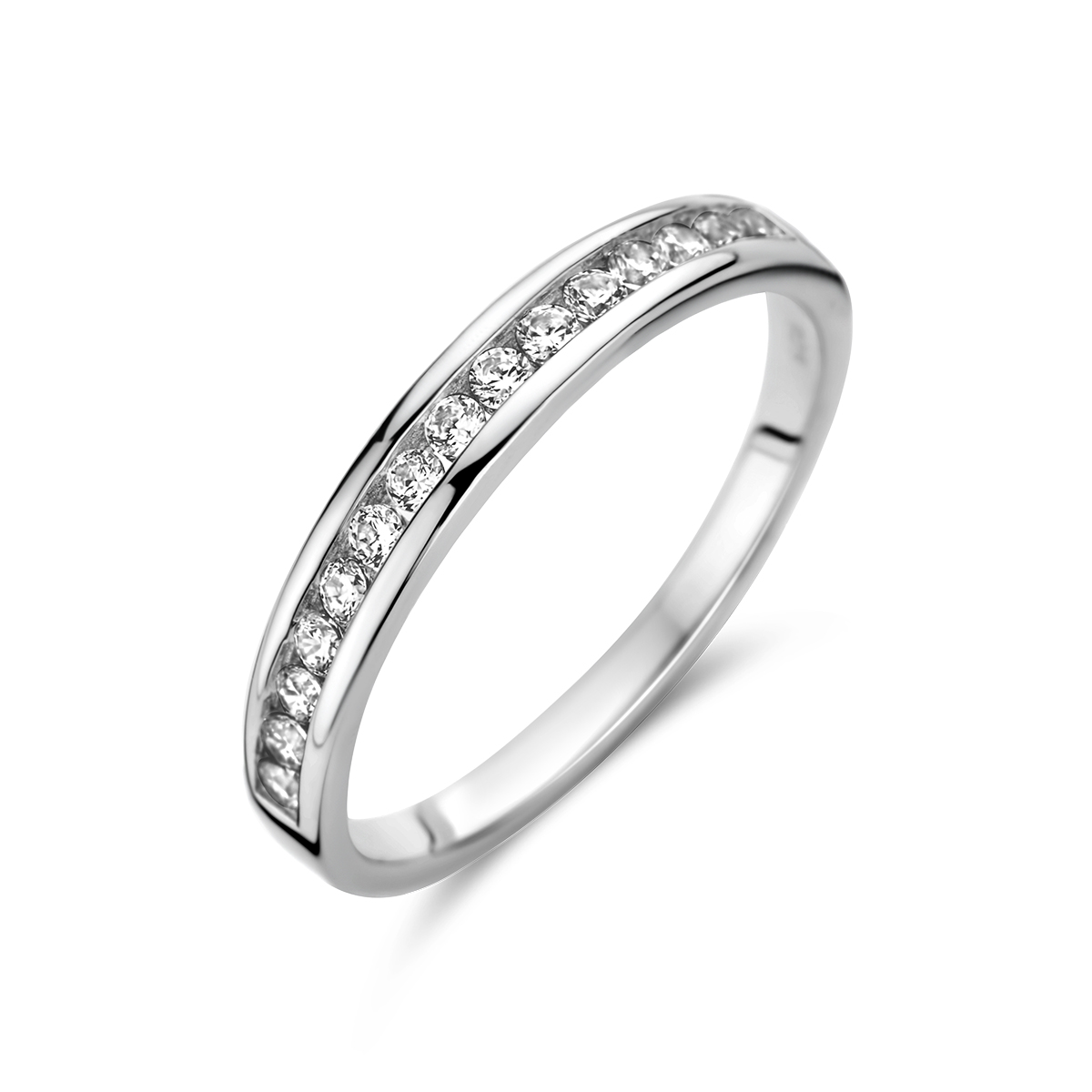 Gerhodineerd 925 zilveren ring uitgevoerd met een schitterende zirkonia rij. De ring heeft een breedte van 3mm.