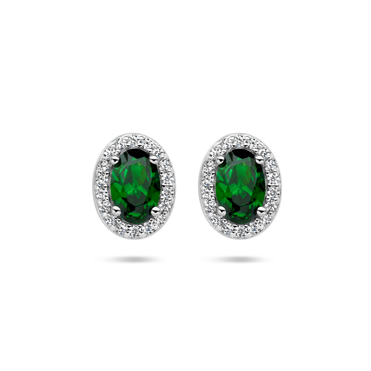 Gerhodineerd 925 zilveren oorknoppen uitgevoerd met groen zirkonia. De oorknoppen hebben een afmeting van 9x7mm.