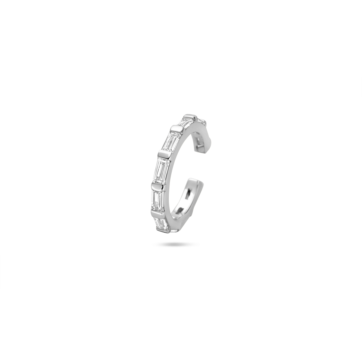 Gerhodineerd 925 zilveren ear cuff uitgevoerd met zirkonia en heeft een afmeting van 14.5x2mm.